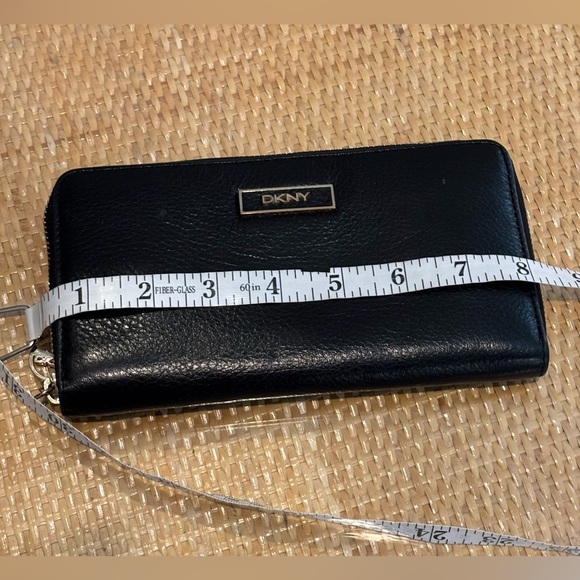 DKNY Black Leather large Wallet in like new condition! - Picture 13 of 13